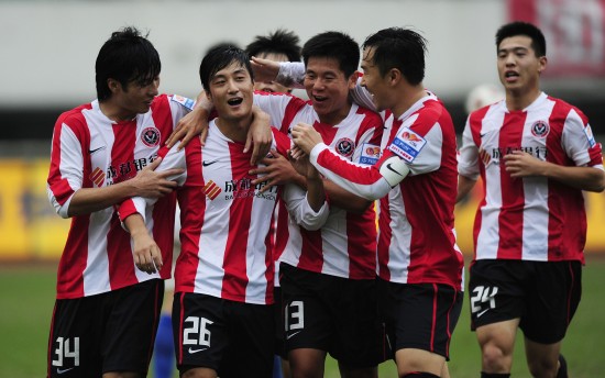 迪文岑佐11中7高效拿到18分5板4助2断，展现全面实力（迪文岑佐11投7中高效斩获18分5板4助2断，攻防全面开花）