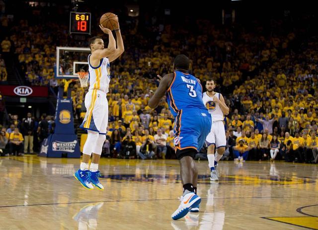 曼联考虑签下巴莱巴，期待填补中场空缺，暂无戈麦斯交易计划。（曼联有意引进巴莱巴补强中场，戈麦斯转会暂不推进）