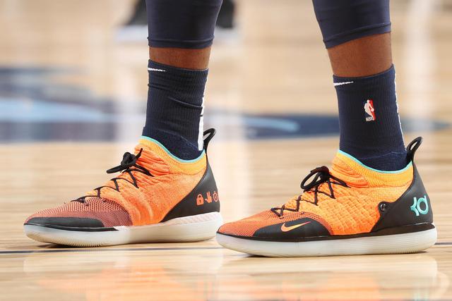 小贾巴里发挥神勇，底角三分球一箭穿心（小贾巴里大显神威，底角三分一剑封喉）