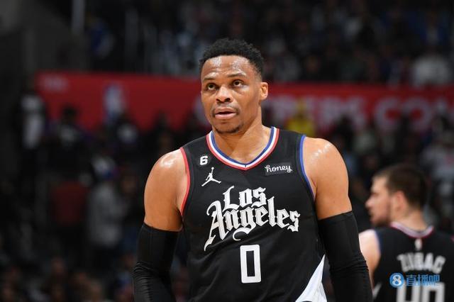 活动组织者：梅西本想走向看台与球迷互动，但被政客拉去拍照（主办方称梅西原本要到看台与球迷互动，却被政客拉去合影）