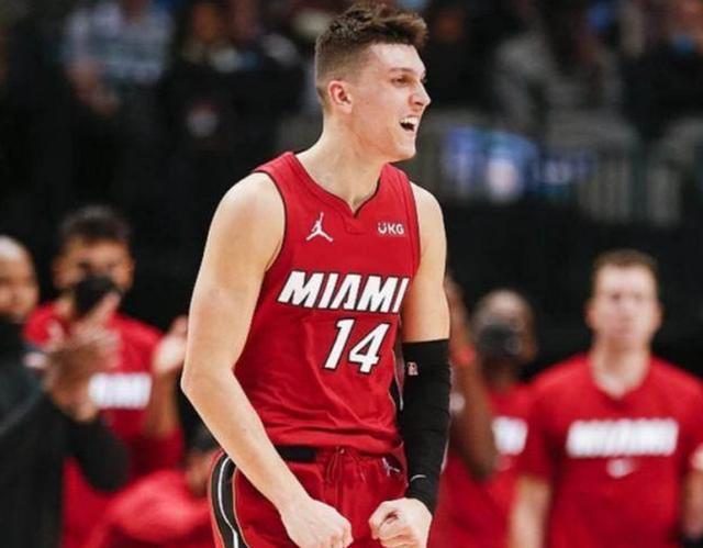 广东男篮在俱乐部杯赛中以90-70战胜广州男篮，小将王洪泽表现突出，阵容实力强劲。（俱乐部杯赛：广东男篮90-70击败广州，王洪泽高光，阵容实力尽显）