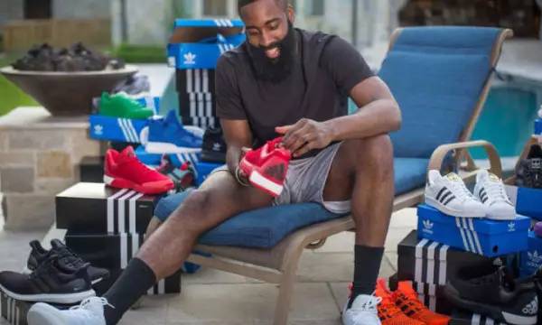 前锋关键时刻破门，球队士气高涨（射手临危建功，全队斗志被点燃）