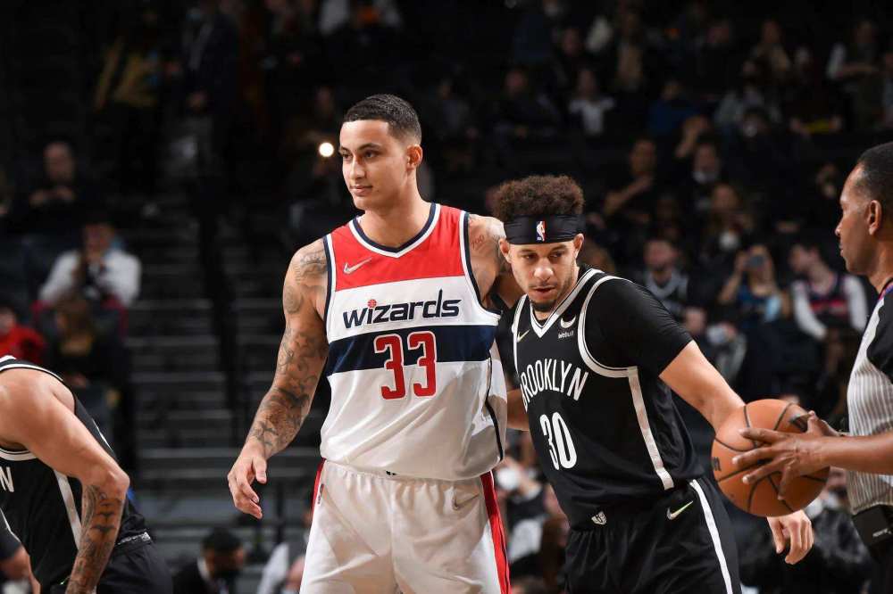 准备搞事？米切尔底角不讲理三分打停勇士 分差仅剩6分（米切尔底角命中强硬三分逼停勇士，分差缩至6分）