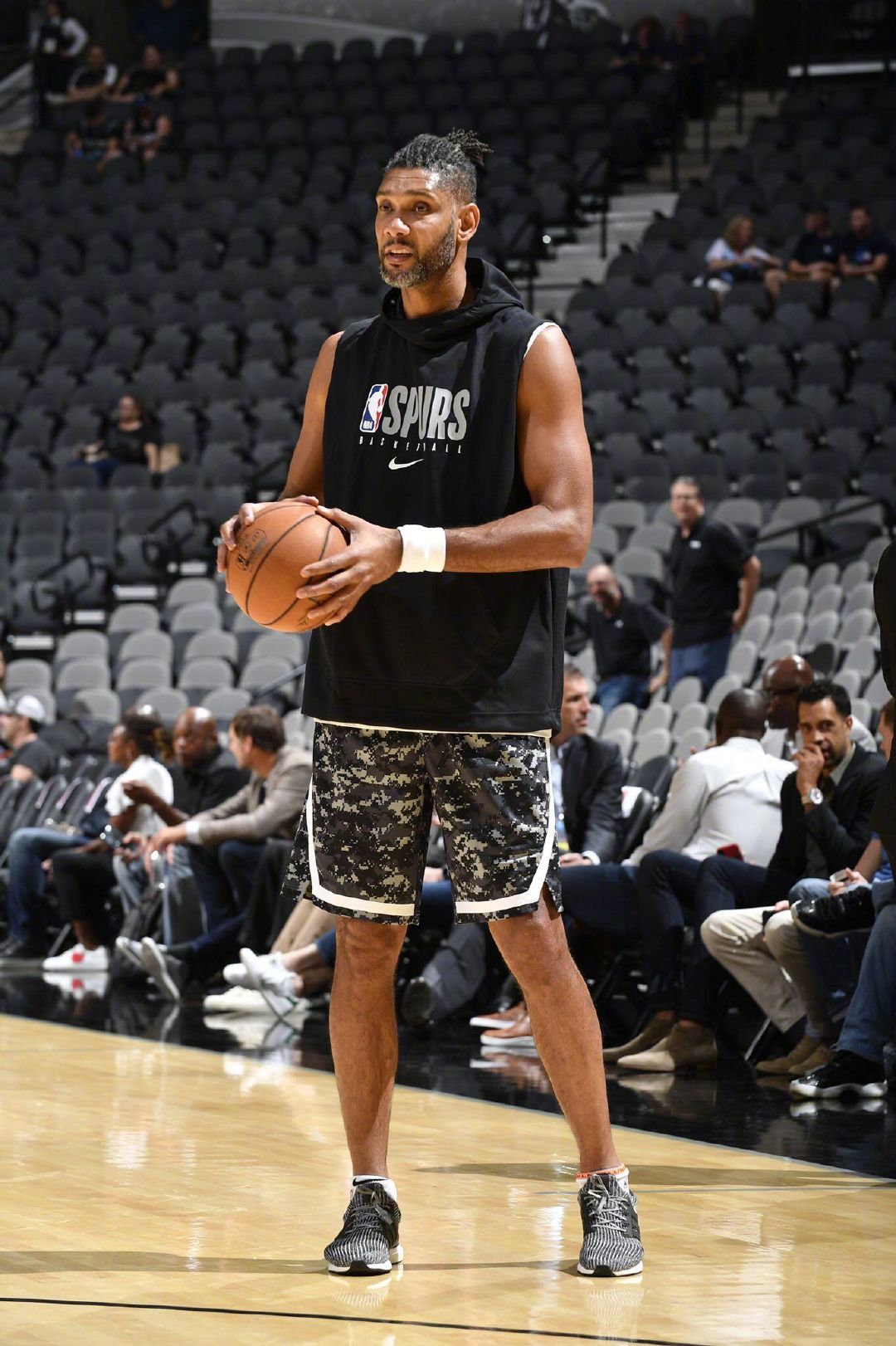 意甲爆笑剧场：绿黑小旋风VS紫百合魔法团，今晚谁家厨房不冒烟？（意甲逗趣夜：绿黑小旋风大战紫百合魔法团，今晚哪家灶台先冒烟？）