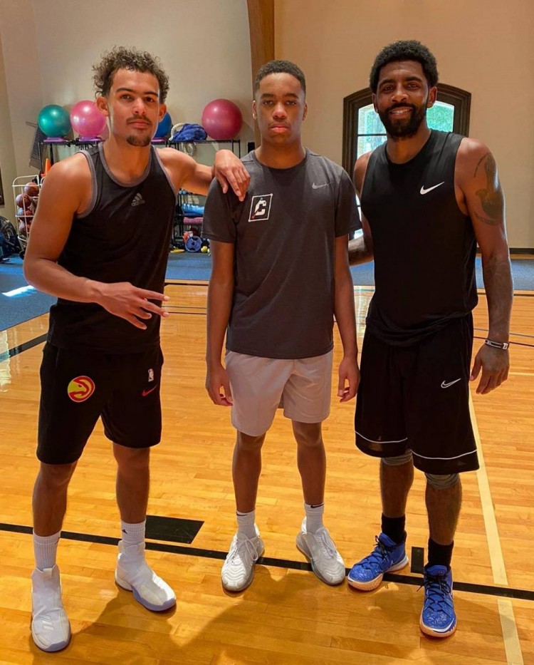 NBA新景象！杨瀚森与扎克·埃迪两位黄皮肤中锋跳球开场（NBA新气象！杨瀚森与扎克·埃迪两位亚裔中锋完成开场跳球）
