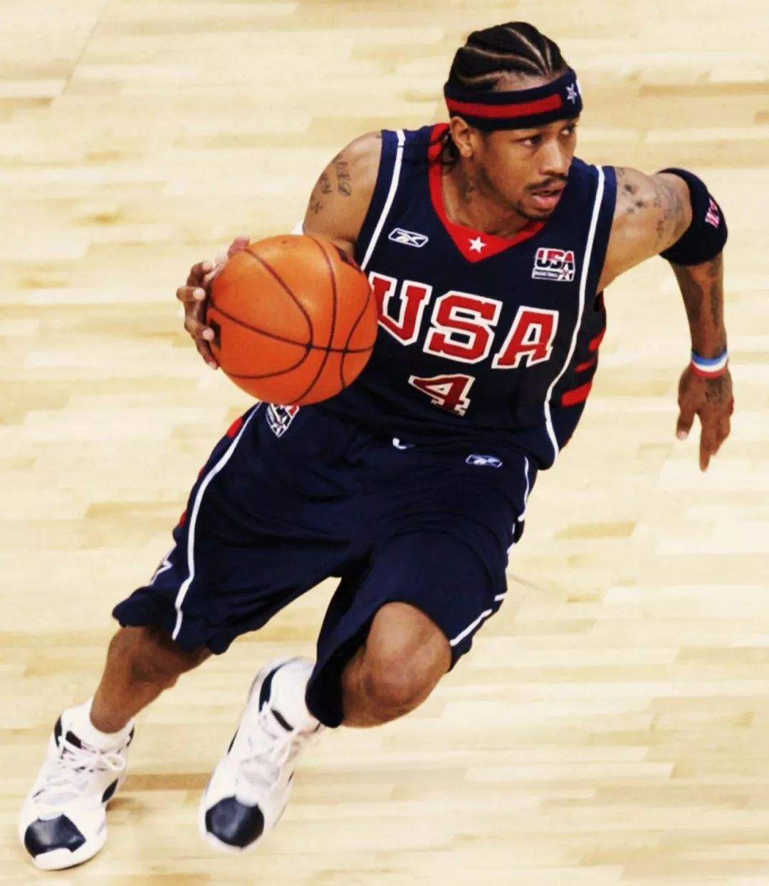 每体：巴萨让马丁替换德容出席发布会，以肯定前者的出色表现（每体：巴萨安排马丁顶替德容出席发布会，以示对其出色发挥的肯定）