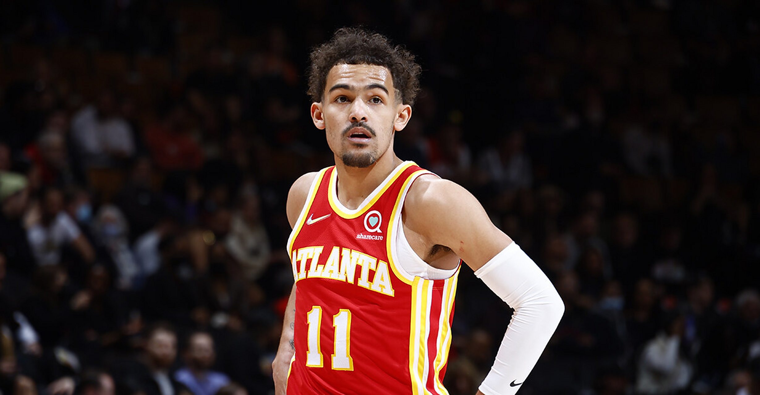 李添荣与李弘权的精彩配合，为观众献上一场篮球盛宴（李添荣与李弘权默契联手，奉上一场震撼的篮球盛宴）