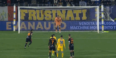 场均20.5分6.6篮板！恩比德因右膝伤势今日缺战尼克斯（恩比德右膝伤势今日缺席尼克斯之战，场均20.5分6.6篮板）