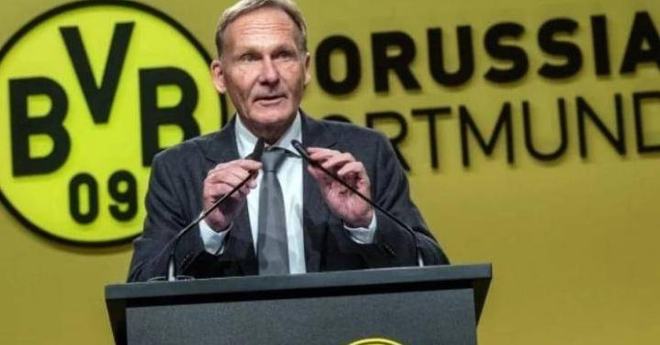 遮天蔽日！吴超积极补防 腾空暴起帽翻奎因（吴超及时协防腾空送大帽 奎因无奈遭封盖）