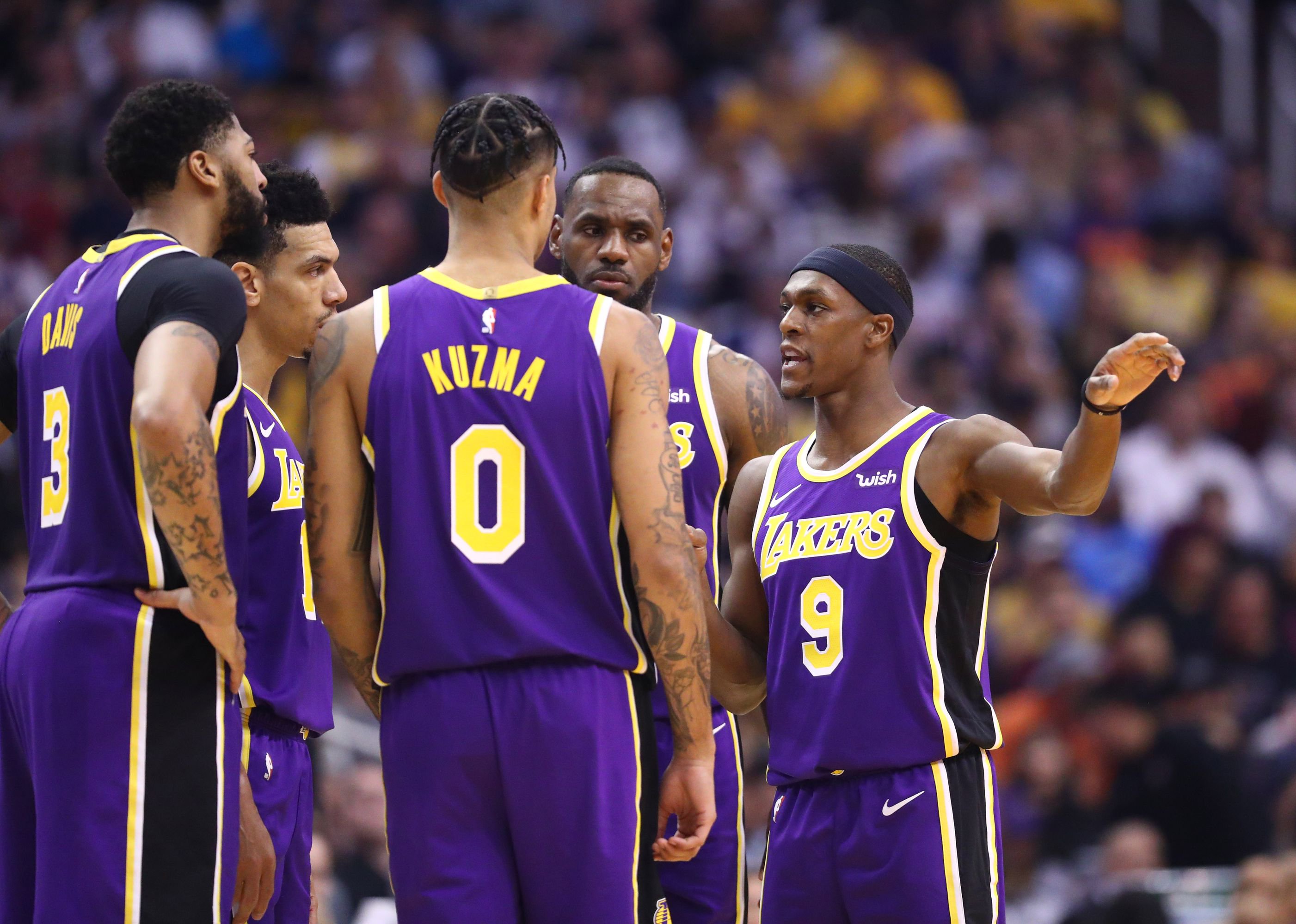 圣诞树入镜！杨瀚森更新社媒晒与奥登合影并配文：12月（杨瀚森社媒晒与奥登合照：圣诞树作背景，配文12月）