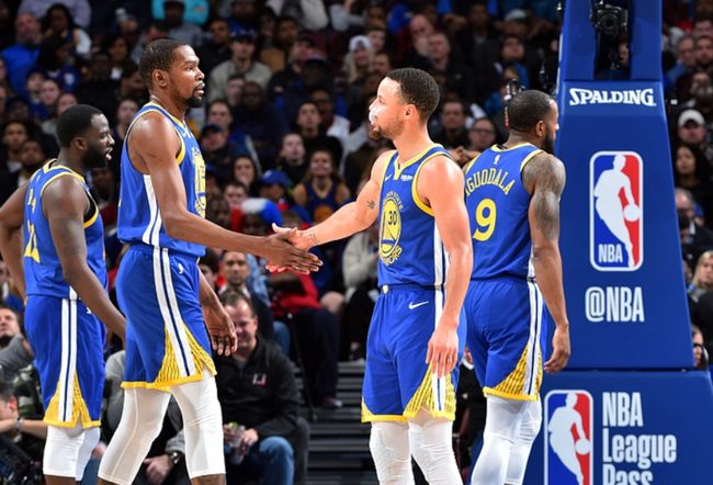 罗马因进攻乏力计划引中锋以提升欧冠竞争力。（进攻乏力，罗马拟引进中锋增强欧冠竞争力）