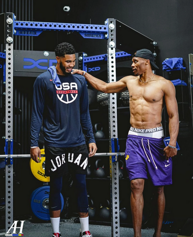 篮球新视野｜恶棍带队！杜兰特换成狄龙，太阳为什么变强了？（篮球新视角｜杜兰特换成狄龙，太阳为何愈发强势？）