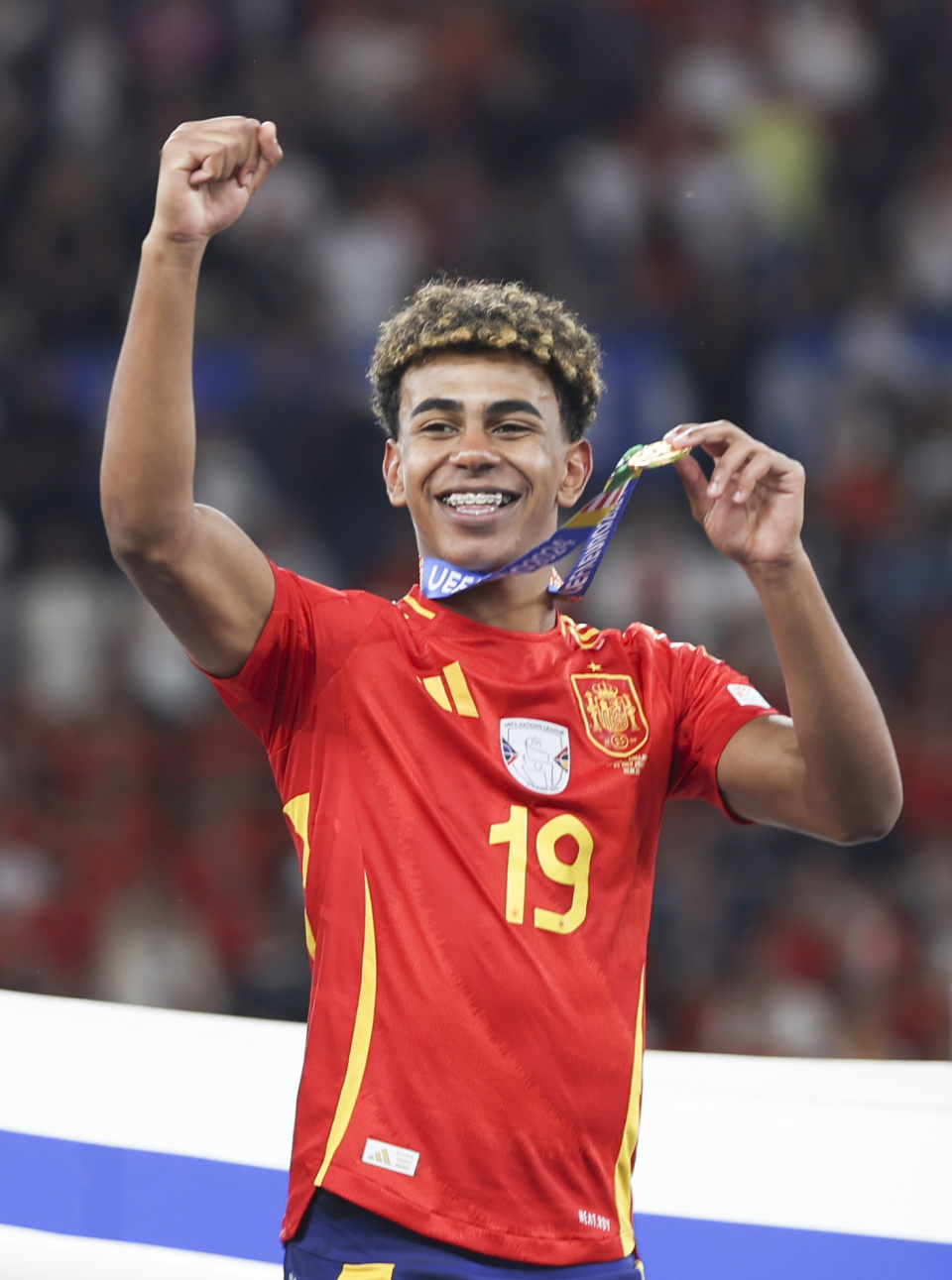 难挽败局！华盛顿8中6高效拿到15分8板 正负值-13（手感火热仍无力回天！华盛顿8投6中斩获15分8板，正负值-13）