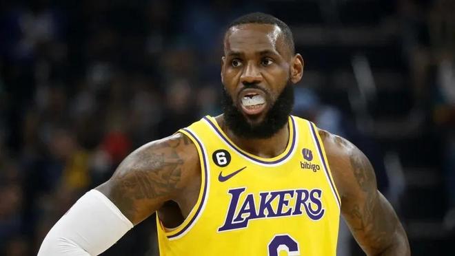 替补登场已尽力！布莱克16中6得到14分11篮板4助攻（替补上阵竭尽全力：布莱克14分11板4助，16投6中）