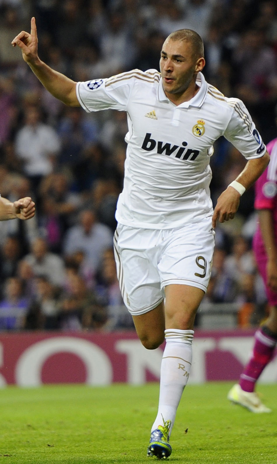 替补戴帽，凯恩当选斯图加特vs拜仁全场最佳球员（凯恩替补上演帽子戏法，当选斯图加特对拜仁全场最佳）