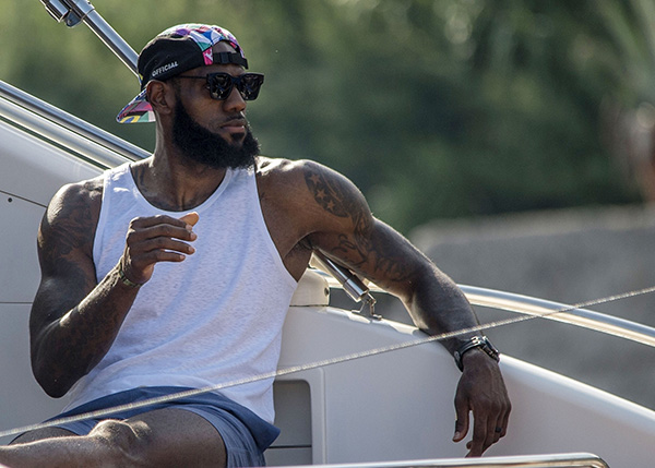 帅惟浩从中学突飞猛进，被破格选入亚冠，潜力巨大，成都蓉城为其定制三年培养计划，引多家豪门关注。（帅惟浩飞速崛起破格入亚冠，成都蓉城定制三年培养计划，豪门纷纷关注）