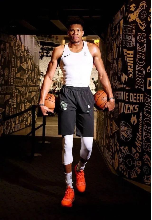 奇才队强势反击，武克切维奇三分球一箭穿心（奇才队强势反扑，武克切维奇三分直中靶心）