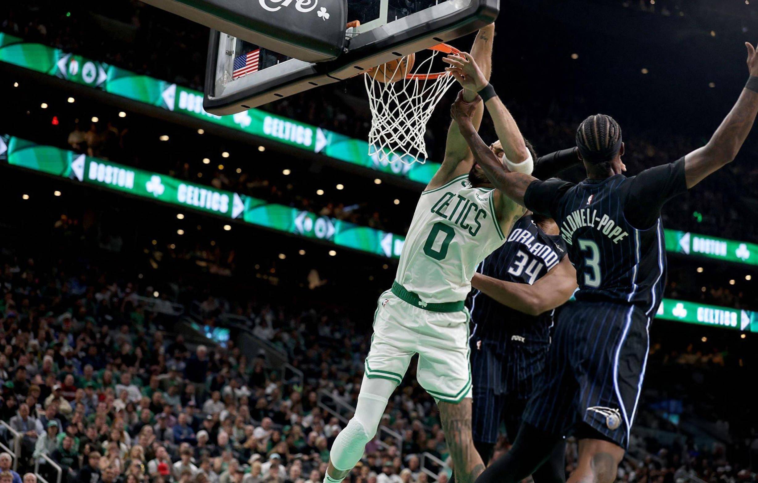 成都蓉城教练组现场观战中韩战，徐正源、金亨镒在场（成都蓉城教练组到场观战中韩大战，徐正源与金亨镒现身）