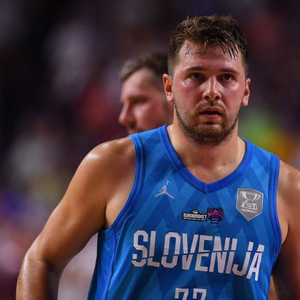 世体：弗里克对阿劳霍首张黄牌不满，他要求球员尽量减少抗议（世体：弗里克不满阿劳霍首张黄牌，要求球员尽量少抗议）