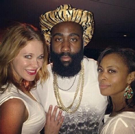 前锋突破射门锁定胜利（前锋强突劲射锁定胜局）