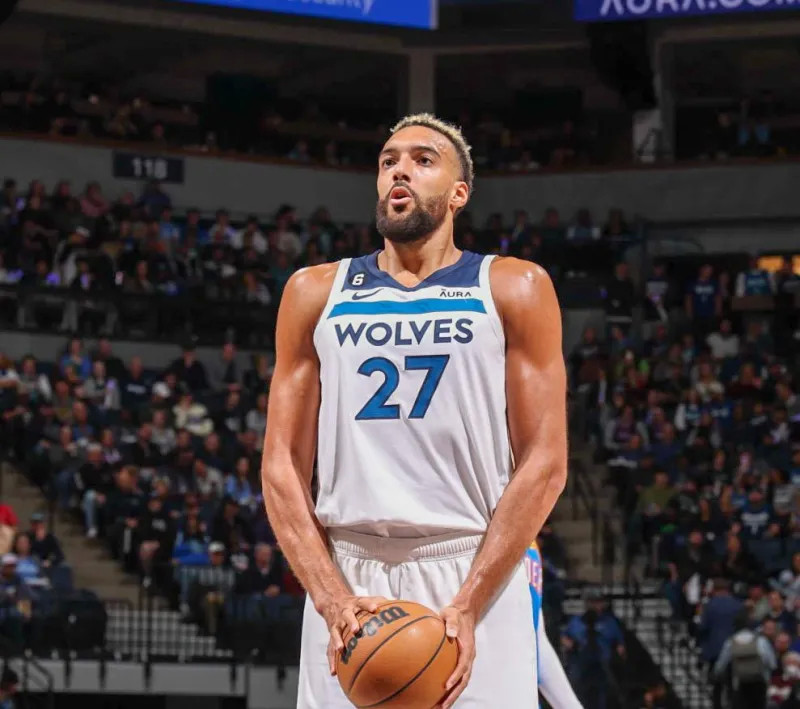 中超赛场争议判罚：VAR判罚引发热议,（VAR判定惹热议：中超赛场争议再起）