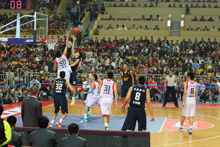 打得啥啊！奎因16中4低效拿到8分4板1助 犯满离场（奎因低迷一战：16投4中仅8分4板1助，六犯毕业）